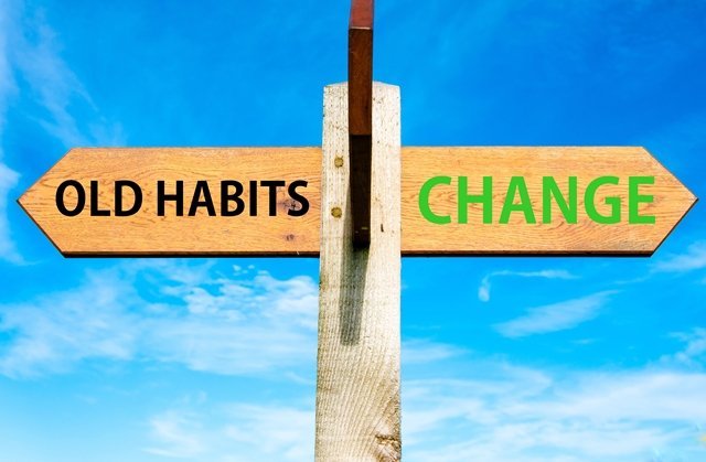 Signpost with bad habits in the past good habits future. Hypnotherapy in Clevedon for changing habits.